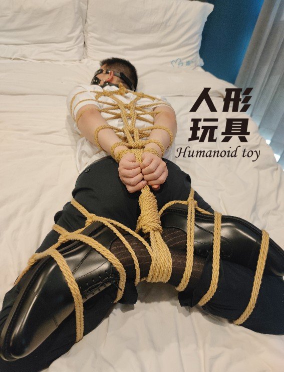 SNshengYY's tweet photo. 新到货的玩具，特地换上了丝袜皮鞋，给你全身打包好，听说晚上还有客人要来，那就保持这样子等客人来，他要是满意的话也方便给你提回家 https://t.co/2VfxUyW3ql