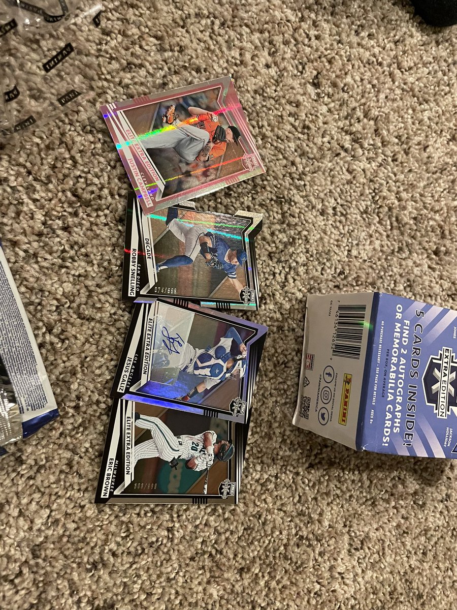 barfdolan's tweet photo. @PaniniAmerica 4 cards one auto?! Can I get a refund? Factory sealed box and pack from @Walmart https://t.co/dlb4tjxjWf