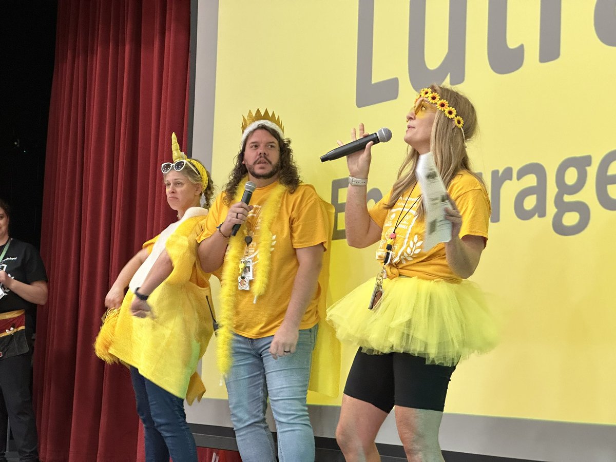 First couch meeting of the year! #otterlyAwesome #excellenceIsInPlainView #more2SeeInYear3 <a href="/plainviewElem/">Plainview Elementary School</a> <a href="/Anna_Sturm10/">Anna Sturm, Ed.D</a> <a href="/DejaynesS/">Sheri DeJaynes</a> <a href="/TheMrsBell1/">Mrs. Bell</a> #proudPrincipal