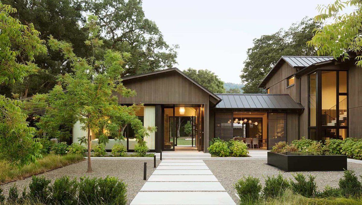 Serene woodsy setting inspires a stylish family home in Northern California onekindesign.com/2020/05/20/sty…