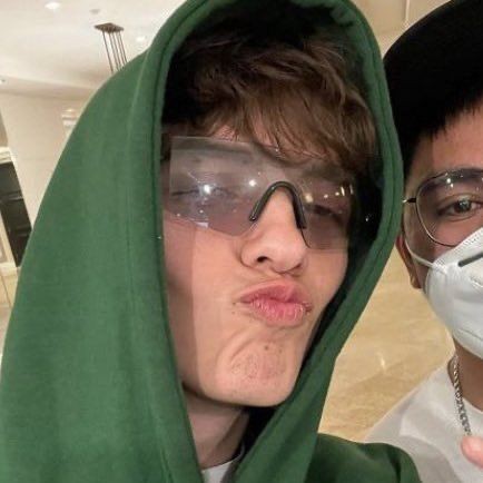 urreaswz's tweet photo. "eu amo o Noah Urrea" EU AMO MAIS, eu amo mais o Noah, eu amo mais que todo mundo, 1% do meu amor pelo Noah equivale a todo mundo que ama o Noah!!! https://t.co/sRmRaPijCp