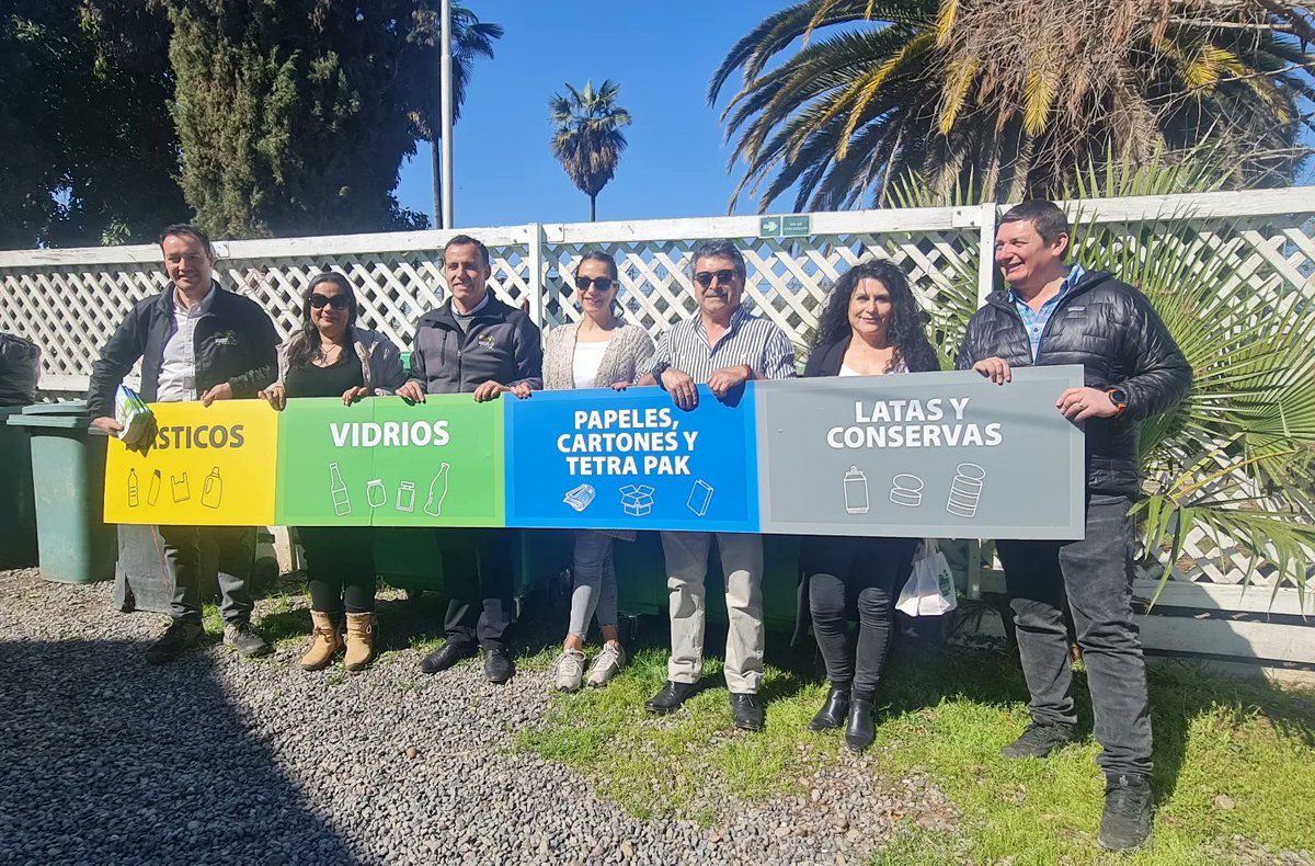 MuniPenaflor's tweet photo. Hoy acompañamos en la Cosecha d su Huerto al #ColegioMontessori #NewenMapu d la comuna y le hicimos entrega de 2 #contendedores para el #reciclaje, además de 1 gráfica para diferenciar el tipo d productos q pueden depositar; una labor q es realizada en conjunto con el municipio💪 https://t.co/EIqFbgM3iy
