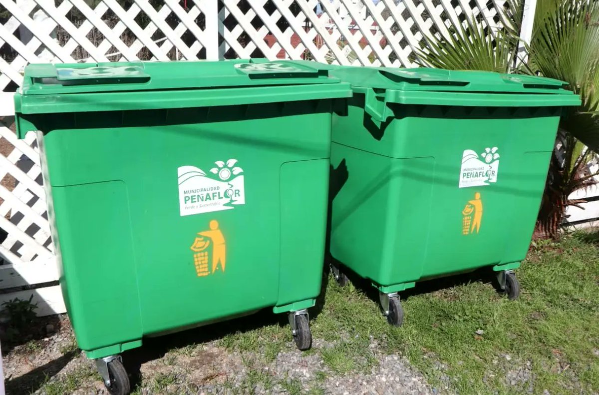 MuniPenaflor's tweet photo. Hoy acompañamos en la Cosecha d su Huerto al #ColegioMontessori #NewenMapu d la comuna y le hicimos entrega de 2 #contendedores para el #reciclaje, además de 1 gráfica para diferenciar el tipo d productos q pueden depositar; una labor q es realizada en conjunto con el municipio💪 https://t.co/EIqFbgM3iy