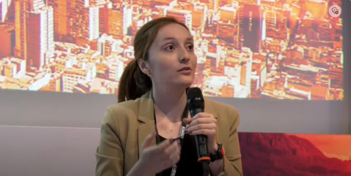 DNP_Colombia's tweet photo. En la #CumbreAlianzaEFI, @MoniOrtiz94, directora de Innovación y Desarrollo Empresarial del #DNP, resaltó el enfoque integral para impulsar la #EconomíaPopular, basado en la doble inclusión: social y productiva; y enfatizó en la importancia de coordinar la oferta institucional. https://t.co/3h4DwnlMzr