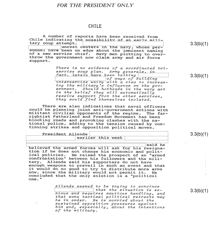BotCheckerCL's tweet photo. Estados Unidos desclasificó hoy los "informes diarios del Presidente", referentes a Chile, les dejo algunos puntos destacables.

8 de Septiembre de 1973:
- Se han recibido varios informes de Chile que indican la existencia de un intento de golpe militar.
-Allende dice que la única solución, es una "solución política".
-El movimiento de extrema derecha Patria y Libertad ha estado bloqueando carreteras y provocando enfrentamientos con la policía nacional, aumentando la tensión causada por las continuas huelgas y los movimientos políticos de oposición.
-Los disturbios se centran en la marina, cuyo personal se muestra nervioso por el inminente nombramiento de un nuevo jefe de servicio. 
-Los hombres de la Marina que conspiran para derrocar al gobierno ahora reclaman el apoyo del ejército y la fuerza aérea.
-También hay indicios de que oficiales navales podrían estar planeando acciones antigubernamentales conjuntas con militantes civiles opositores al régimen.
- Allende cree que las fuerzas armadas pedirán su renuncia si no cambia sus políticas económicas y políticas.