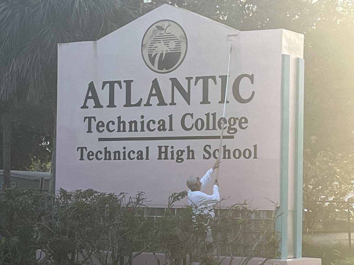 BrianBush_ATC's tweet photo. Thank you Billy Allen, master painter @ATCTechCollege, and the epitome of initiative. If you ask him what he does, I hope his answer is “change students’ lives.” The power of 1 is nothing without the contributions of all. #CollectiveVision #ATCChangingLives #Every1Counts https://t.co/J2Jk1PpSei