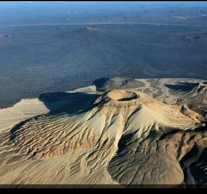 matarp3abs1's tweet photo. جبل الرأس الأبيض شمال المدينة المنورة يقع في قلب بلاد غطفان التاريخية(عبس٫ وذبيان٫ واشجع٫وعبدالله)وهو يعلو حرّة بني رشيد العبسية.. وهي حرًة النًار٫ يقول النّابغة: (ومقبض السيف مني غير منفلتٍ٫٫مني اللصابَ فجنباً حرّةَ النَّارِ)وفيهاالعديد من المعالم الأثرية مثل الشويمس وخير وفدك https://t.co/77wB8XY0rk