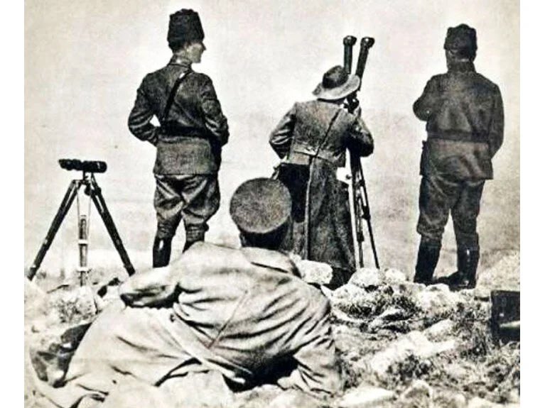 ‘’Paşalar onun arkasındaydılar. O, saatı sordu. Paşalar: “Üç” dediler. Sarışın bir kurda benziyordu. Ve mavi gözleri çakmak çakmaktı. Yürüdü uçurumun başına kadar, eğildi, durdu. Bıraksalar ince, uzun bacakları üstünde yaylanarak ve karanlıkta akan bir yıldız gibi kayarak