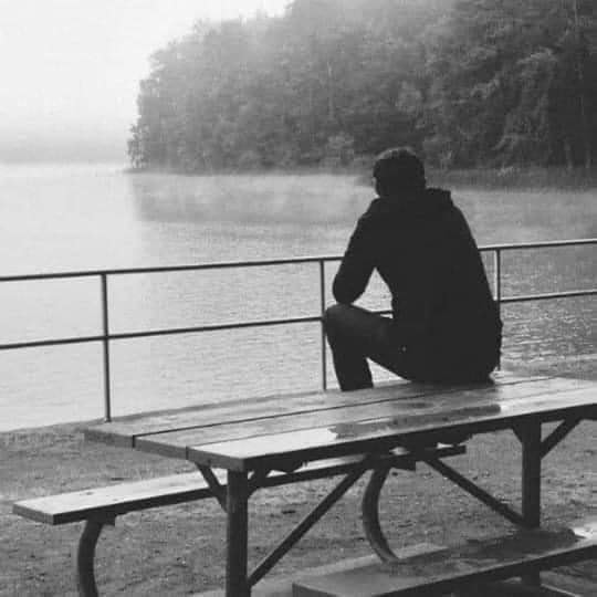 بعض الخيبات كانت ضروريّة
وإلا كنت ستبقى معتقدًا أن كل من حولك سند بعضها أتت لتُنهي فصول مسلسل مللت تكراره وأنت تنتظر نهايات مختلفة
وبعضها كانت لتعرف قدر نفسك وتكتسب إحساس المسؤولية ثم تزول ،ويبقى لك فضل ما عرفته عن نفسك وعن الناس بعض الخيبات كان لا بدّ من ظلامها لتعرف قيمة النور