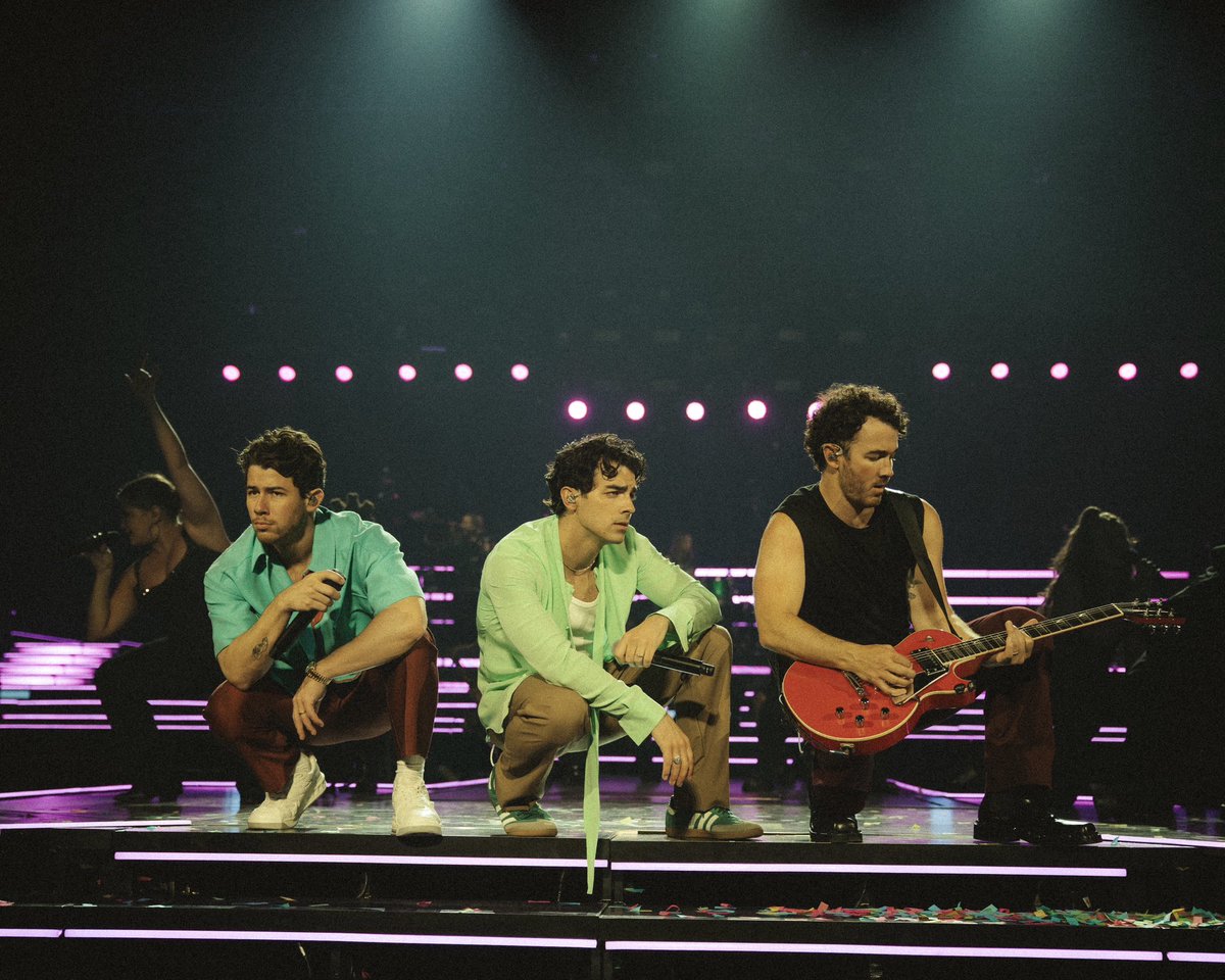 kevinjonas's tweet photo. Another fantastic show in Detroit! How high do you think I’ll be able to jump by the end of tour? https://t.co/pryitln5eP