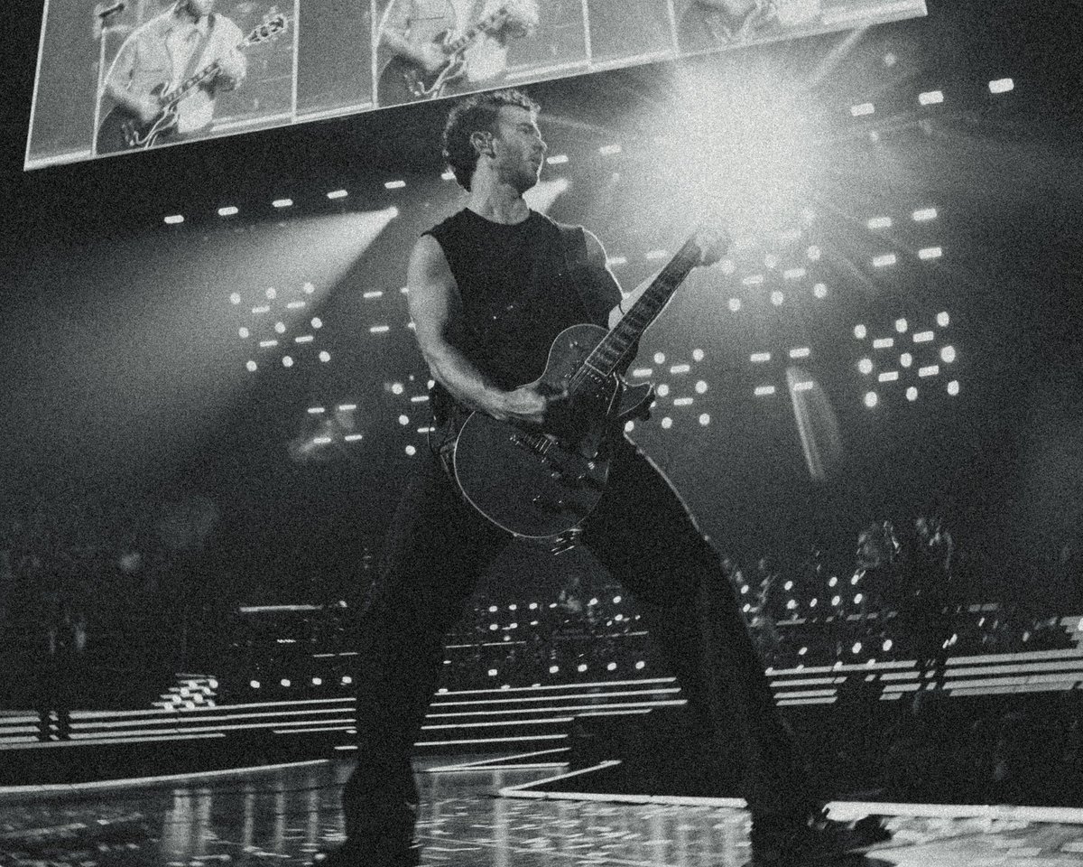 kevinjonas's tweet photo. Another fantastic show in Detroit! How high do you think I’ll be able to jump by the end of tour? https://t.co/pryitln5eP