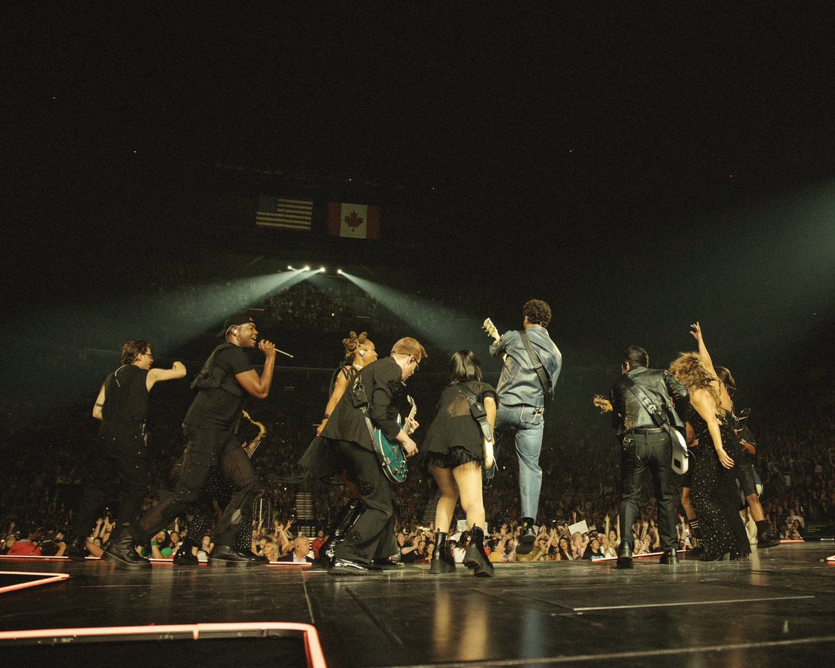 kevinjonas's tweet photo. Another fantastic show in Detroit! How high do you think I’ll be able to jump by the end of tour? https://t.co/pryitln5eP