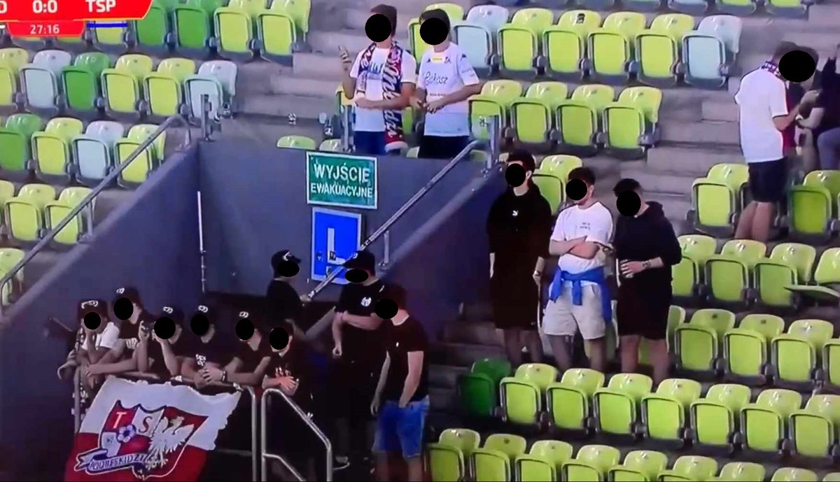 tspfan1's tweet photo. I to jest właśnie esencja kibicowania. Dwudniowy wypad na drugi koniec Polski, by obejrzeć wpierdziel 3:0. Nie dla wyników lecz z miłości i pasji! Brawa dla obecnych! #LGDTSP https://t.co/ctC0m0Hxv6