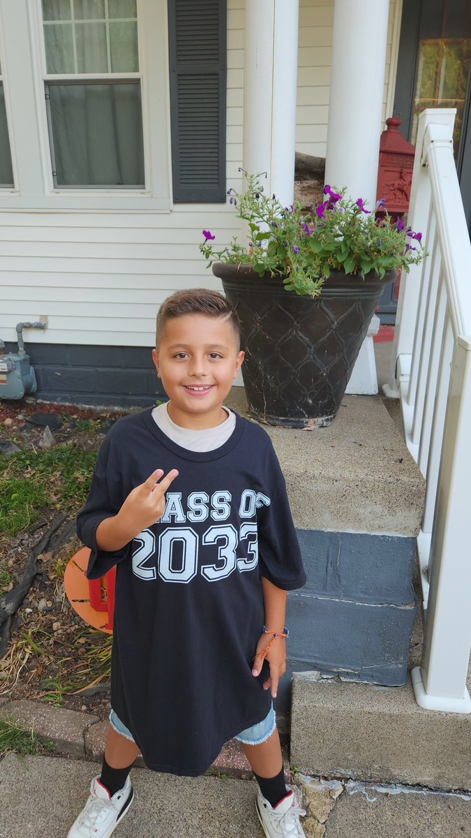 Stephan07964265's tweet photo. First day of school vibes ✌️ #classof33 #3rdgrade https://t.co/yQYE895kr0