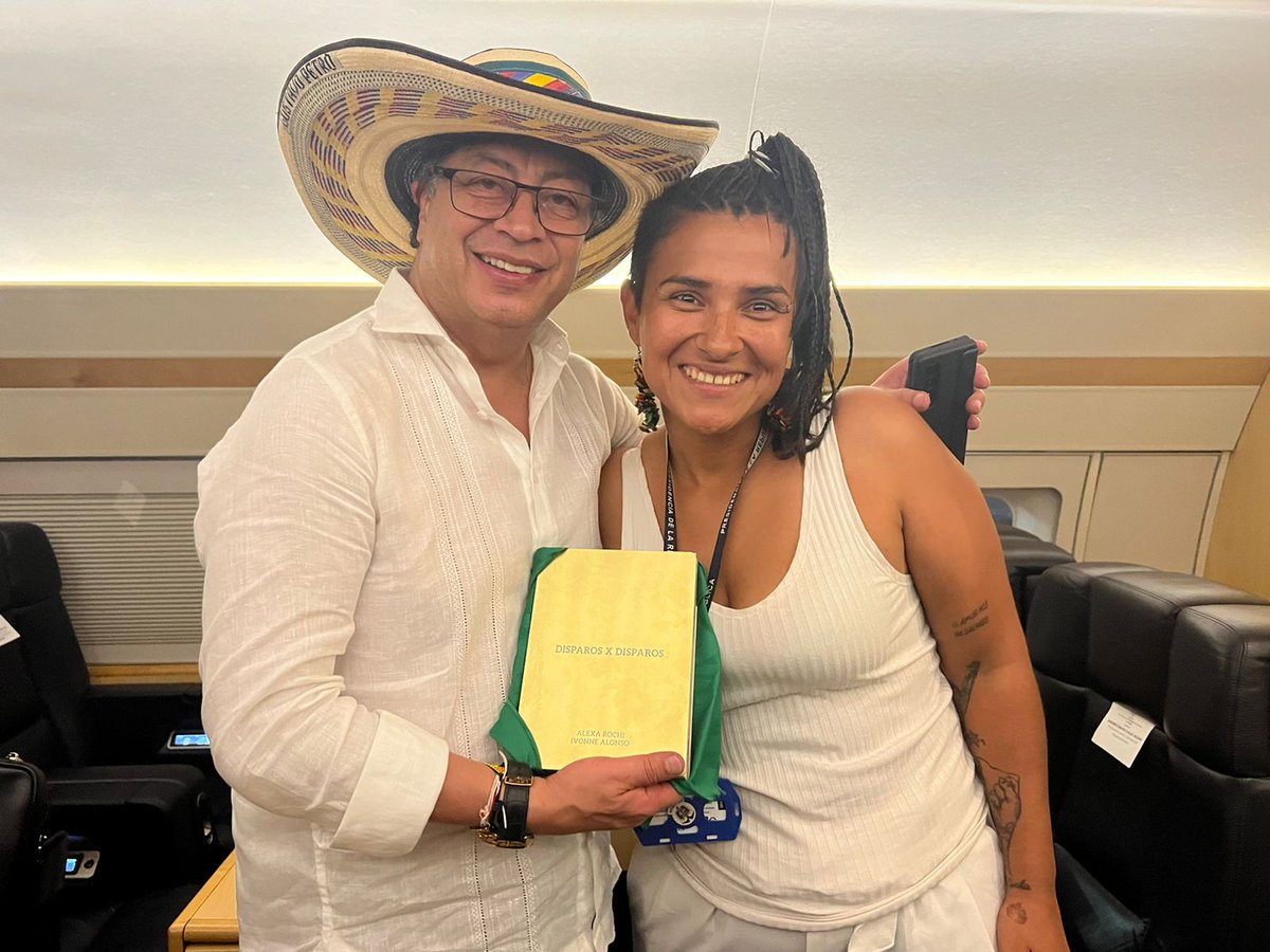 AlexaRochi__'s tweet photo. Hacer un libro es como poner la carne al asador; y me atreví con el corazón en la mano a hacer memoria histórica con enfoque de género en forma de libro. Ese salto no habría sido posible sin el Gobierno del Cambio, porque este nuevo país que se está construyendo también es un nuevo país para mí y para millones de personas a las que nos negaron por mucho tiempo la posibilidad de soñar. 
Entregarle este ejemplar a @petrogustavo es de las cosas más hermosas que he vivido; no porque sea el Presidente, sino porque como ser humano él nos ha abierto las ventanas del corazón a muchxs que pensábamos que soñar era imposible o que salía caro.
Gracias a él y a todas las personas que han sido luz, esperanza, anhelo, y han sostenido mi mano cuando yo pensaba que era imposible soñar en Paz.