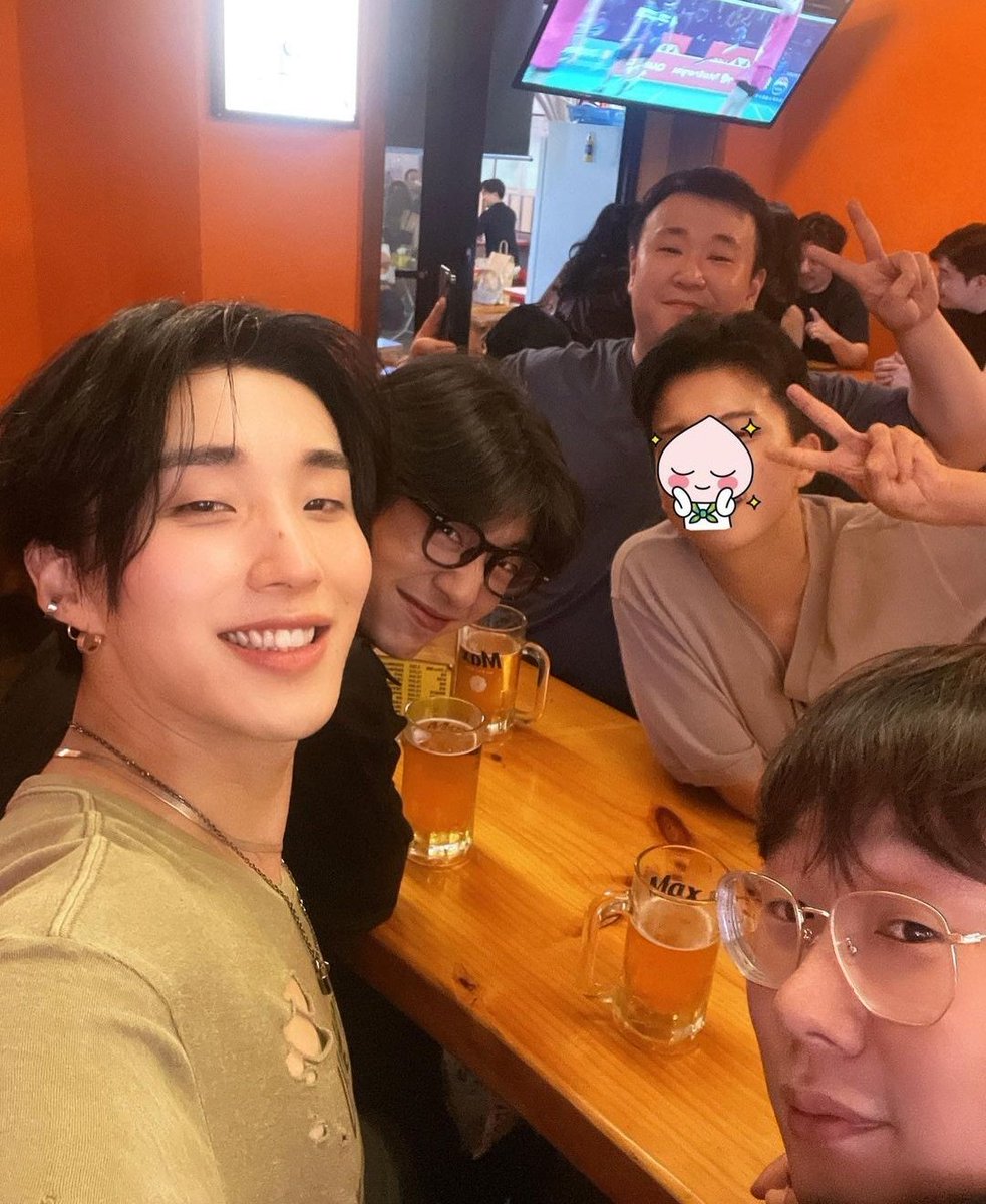 Matoki_News's tweet photo. SEXTOU 🤩 JONGUP postou uma foto sextando com YONGGUK e YOUNGJAE, acompanhados do antigo manager do B.A.P, Geunsoo, e um amigo. https://t.co/RqijJRfZuS