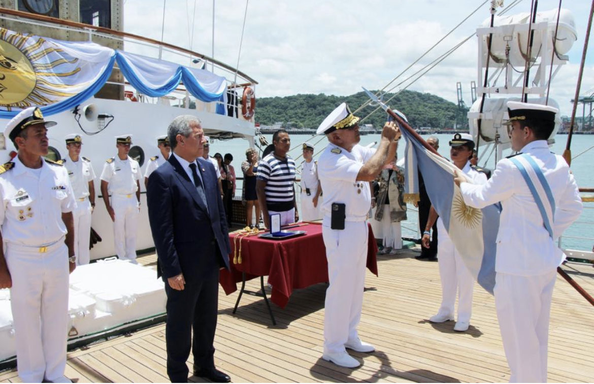 Hoy Panamá🇵🇦 otorgó a la Fragata Libertad🇦🇷 la Medalla al Mérito Naval. En solemne ceremonia ⁦@SENANPanama impuso la condecoración a nuestro Pabellón Nacional.
Agradezco al gobierno y pueblo panameño por tan noble distinción a uno de nuestros más preciados símbolos patrios.