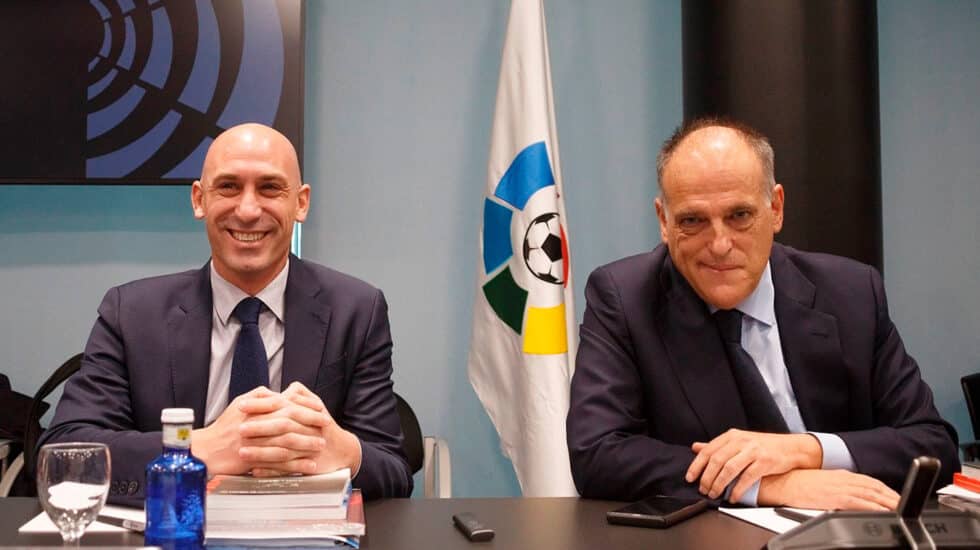 RubenHood15M's tweet photo. El de la derecha es el presidente de LALIGA, Javier Tebas, exmiembro de 'Fuerza Nueva', votante de VOX e investigado por fraude, entre otras.

Rubiales es sólo el pico del iceberg. El futbol no puede estar en manos de corruptos, acosadores y fascistas. https://t.co/qjqchpZknk