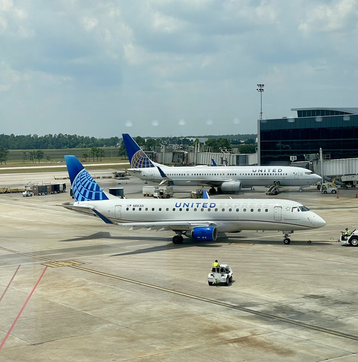#UnitedExpress - #Embraer #E175LR - N88301 - Engines 2 x GE CF34-8E - @ #Houston - George Bush Intercontinental #Airport (#IAH) - may-23