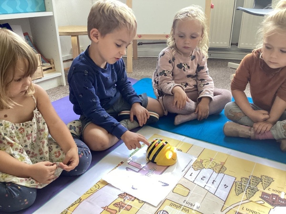 TinytotsD's tweet photo. Where do you want Beebot to go?
#tinytotsdk #STEM #kindergarten # preschool #copenhagen https://t.co/imdv8utjyO