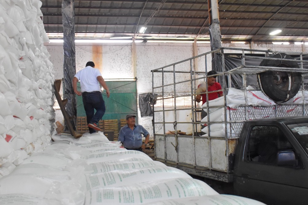 Segalmex_Mex's tweet photo. En los Centros de Distribución @Agricultura_mex - SEGALMEX (CEDAS) se entrega el insumo a los beneficiarios del Programa #FertilizantesParaElBienestar🌱.
👩🌾🧑🌾Ubica el #CEDAS más cercano a tu domiclio
https://t.co/kI60gjy8GT https://t.co/bxhTn9JnM9