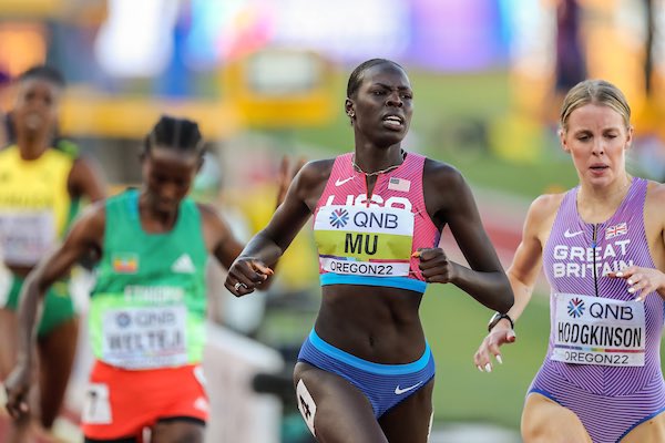 RunBlogRun's tweet photo. Global keen observer for #runblogrun described @athiiing ‘s semi as follows:
“Athing Mu, toying with the field in her 800m semi-final heat, does a full lenichi turn with 250m remaining and still gets a Q!”, #lenichiturn, #jeffshaver, #runblogrun, #800meters, #budapest2023, #kevmofoto