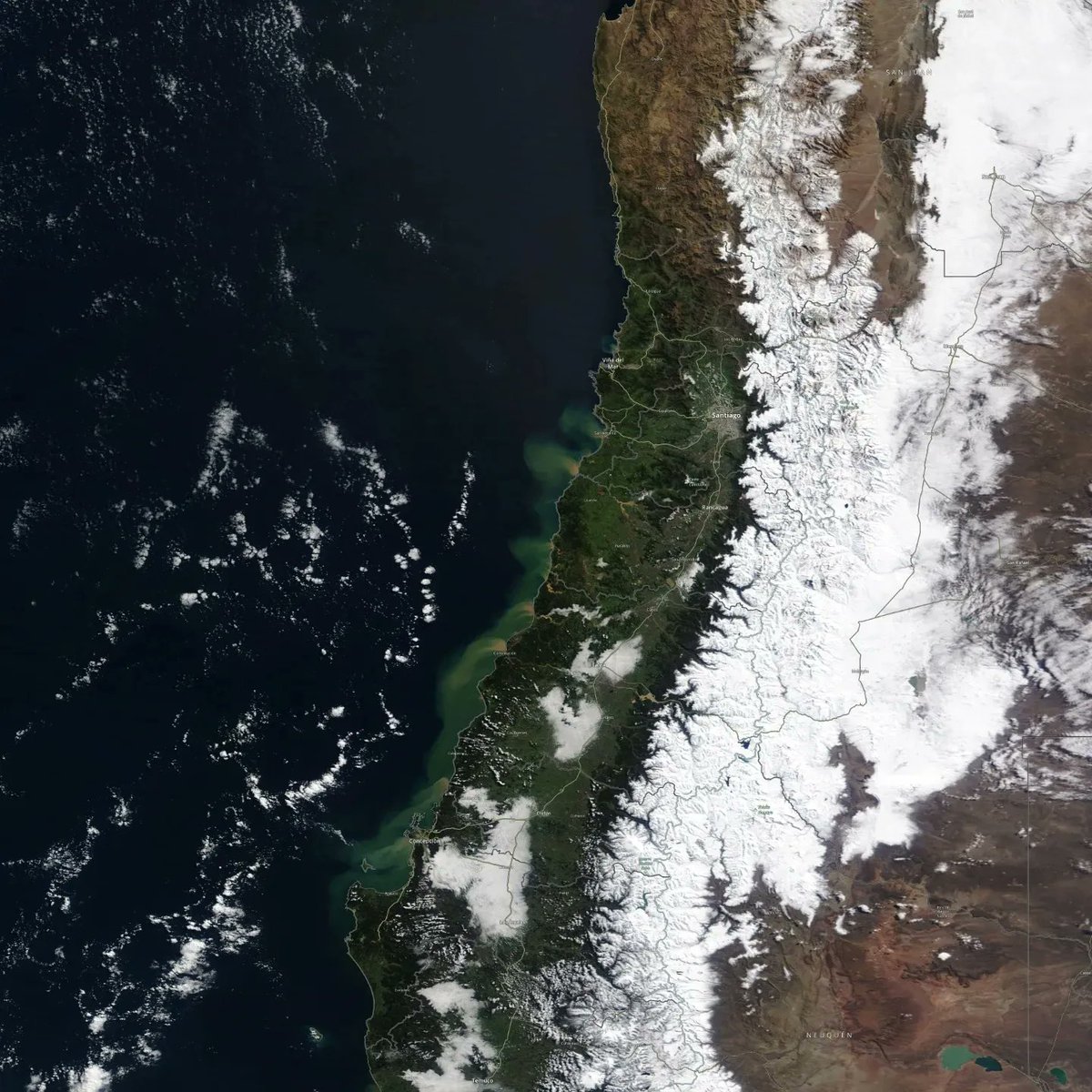 meteochile_dmc's tweet photo. 📡🏔️🌧️| La Imagen del satélite Terra, sensor Modis (250 m. de resolución) muestra la nieve depositada en la cordillera de los Andes en la zona central de 🇨🇱 tras el último #SistemaFrontal, además se observa la desembocadura de los ríos hacia el mar.
📌Of. Aplicaciones Satelitales https://t.co/k2XeRTHK5L