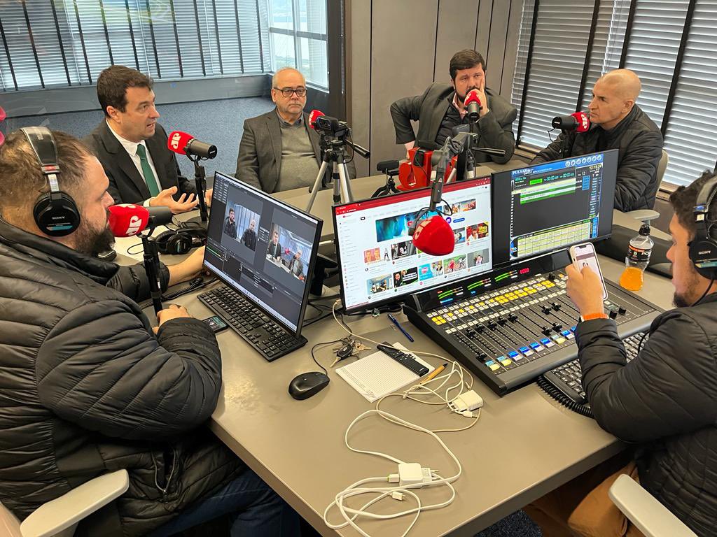 PauloBranchi's tweet photo. o presente e futuro do Figueirense. Papo de alto nível. #pannewsfloripa #fm103,3 #aplicativo #youtubejovempanfloripa https://t.co/OBZoXamaBY