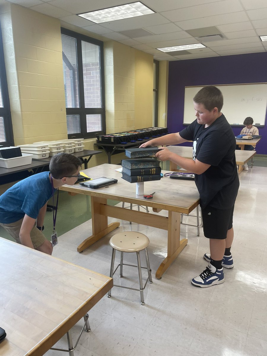 Welcome back to STEM class! <a href="/LkwdHarding/">Harding MS</a> students collaborated as a team with puzzles and built (surprisingly strong!) support structures out of paper. Looking forward to a fun year! 💜💛 #RangerStrong