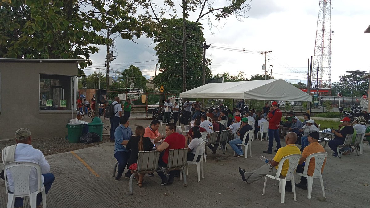 SINDESENANTIOQ1's tweet photo. Desde la tarde de este viernes 25 de agosto, después de recibir con una movilización de aprendices y trabajadores al nuevo subdirector, se levanta la asamblea permanente en la sede del @SENAComunica en Apartadó.
@JorgeELondonoU @cutcolombia @petrogustavo @sindesenacol https://t.co/4fOzDs2sTT