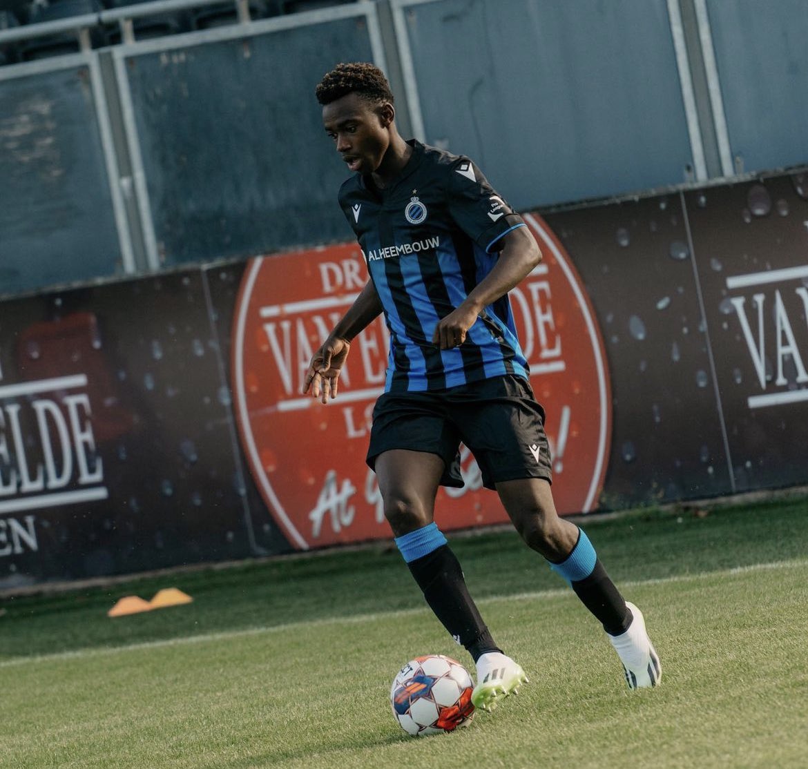 Jessi Da Silva (2008 et U15🇧🇪) est devenu ce soir le plus jeune joueur de l’histoire à jouer un match de football professionnel en Belgique à seulement 15 ans, 4 mois et 10 jours !!

Topper 👏👏👏👏