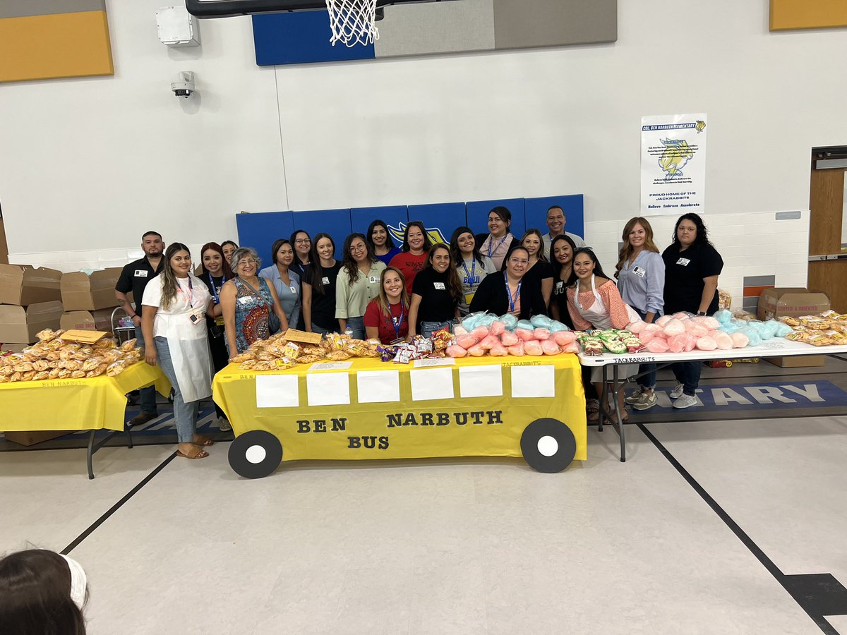 fancynancyesq17's tweet photo. Jackrabbit volunteers getting ready for the back to school dance. Together we can do so much 🥰 #sisd @erios__BNES @BNarbuth_ES @SMorales_BNES https://t.co/xoNi5HSkby