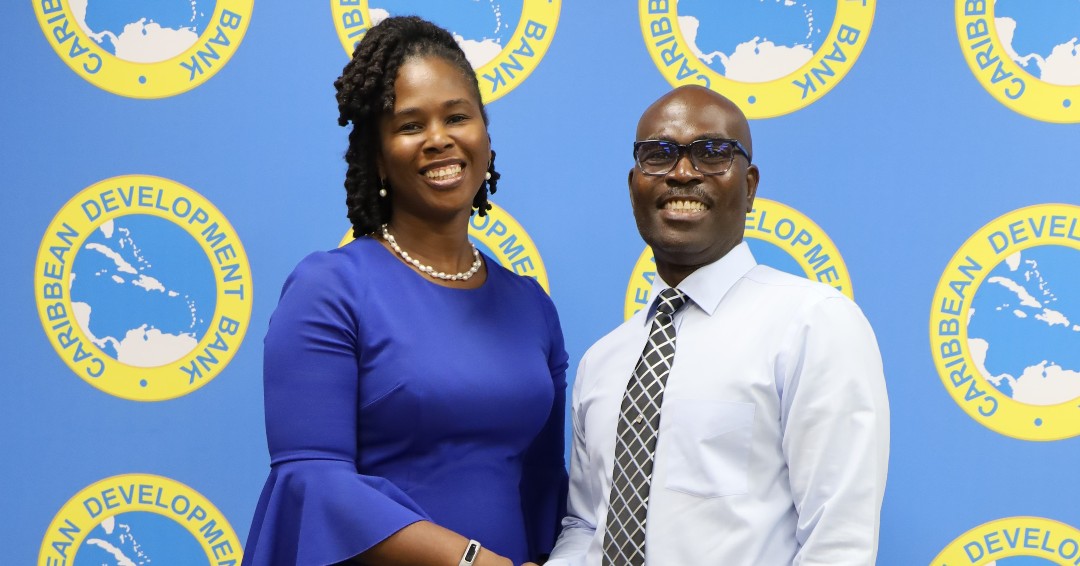 Caribank's tweet image. Congratulations to the 174  business development officers and specialists in 18 countries who successfully upgraded their skills to assist #MSMEs better!🎉🙌

Photo: @BYBT's Cardelle Fergusson w/ CDB's Michel Thomas.

Details ➡️ ow.ly/ZUfq50PCZlh

#caribdev #CTCS