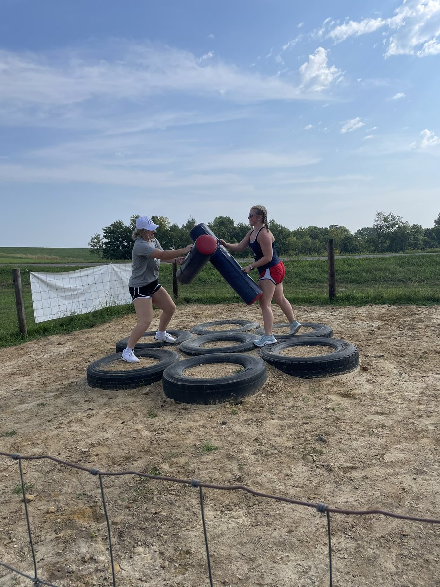 SoftballViterbo's tweet photo. What a week! Got the team moved in, had a few fun bonding activities, and helped with Viterbo move in! https://t.co/ptuwH03Hdm
