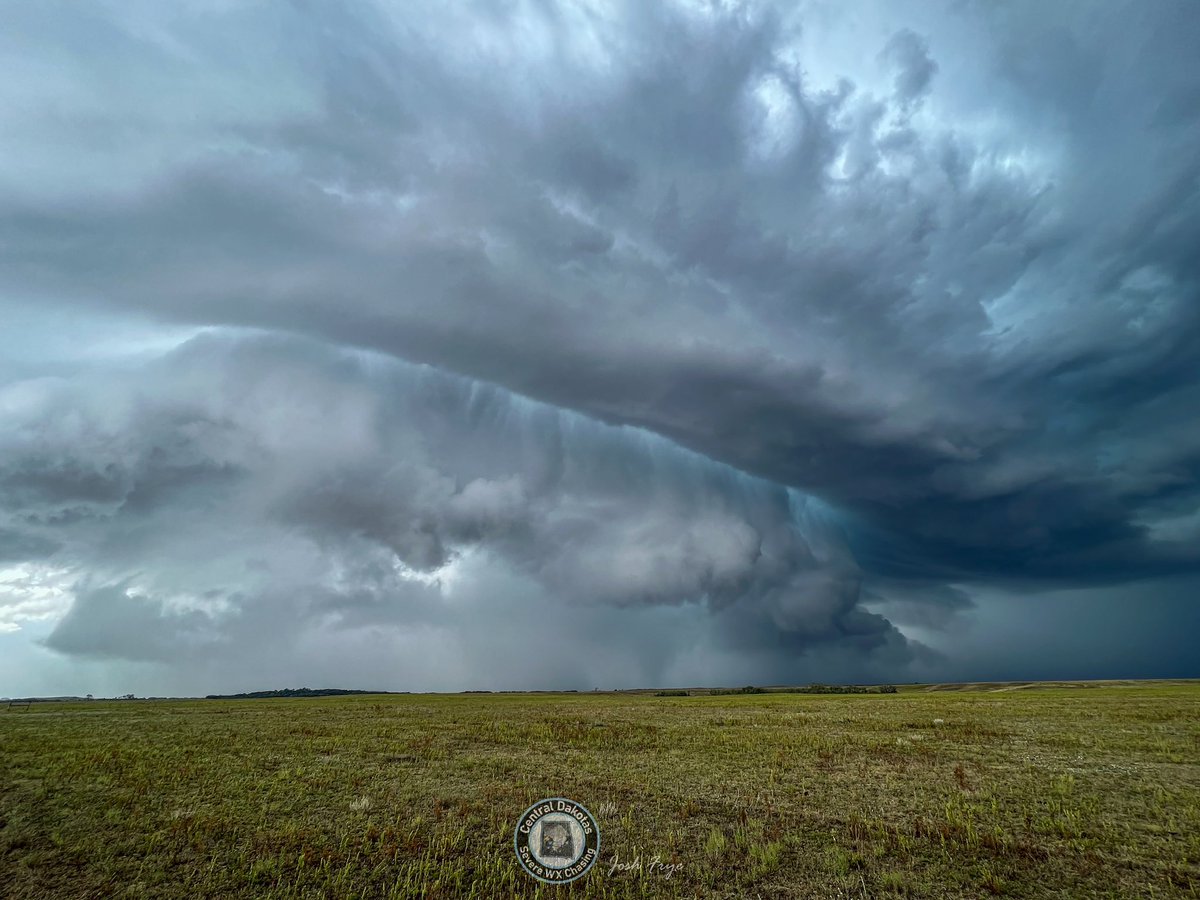 CentralDakSWXC's tweet photo. A few more photos from yesterday evenings round of storms. More Shelf cloud action! - Josh in northern to east central North Dakota. 8/24/2023 #ndwx #Supercell #capturend #stormhour @NWSBismarck https://t.co/V3WwhWmL3J