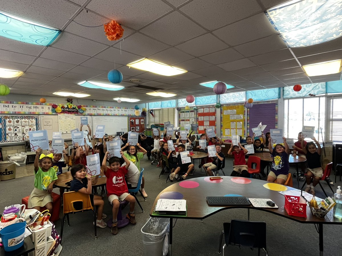 BlendyRod's tweet photo. First PLTW of the year! @HaysSTEAMshines 🚀❤️ #AtHaysWeShine #PLTW #engineeringinschool https://t.co/5zeN1bPRsu