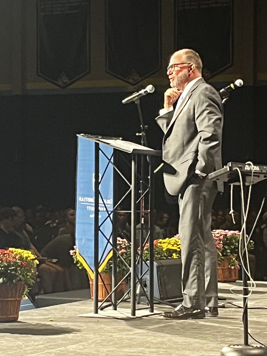 President ⁦@erichogue⁩ charge to the incoming first-year students: Embrace the changes and challenges ahead. #WOW #gocougsgo #classof2027 #christianhighered