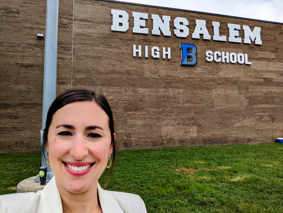 julia_skolnik's tweet photo. Go owls 🦉! A great day of learning about the brain with the wonderful @Bensalemschools ESPA staff! Loved the connections you made between the science of learning and what kids need to be successful and supported in school. 🧠💡⚙️ #gearedforlearning @bensalemhs https://t.co/rfjoPgypgc