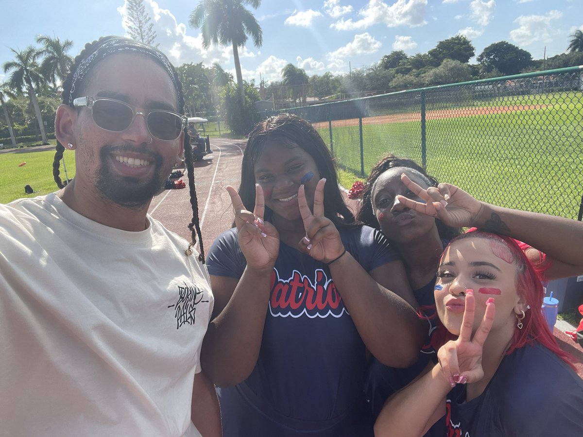 TeamDFlores's tweet photo. Supporting my students at the football 🏈 game! Building school culture and morale in and out of the building. 

@7011patriots @MDCPSNorth 

#BookDGF #GetRightOrGetLeft #EduFloInc #APFootball #SchoolCulture https://t.co/zMjwIKvmAa