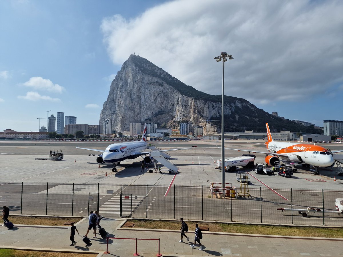 AviationA400m's tweet photo. Beautiful 😍 Gibraltar 🇬🇮 rock from the small terminal #Gibraltar #airplanes #planes https://t.co/kWscPhgPHy
