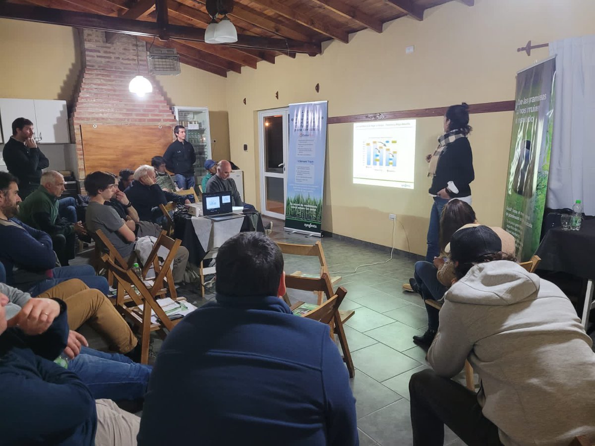 IgnaciaColavita's tweet photo. Excelente debate ayer con la Ing. Agr. Natalí Lázzaro, técnicos y productores de Tres Arroyos en #Agrocontrol, sobre el monitoreo y manejo de enfermedades en #Trigo y #Cebada.
De @Syngenta_ar mostramos diferentes alternativas para su control.
@Syngenta_ar
#ConSyngentaenelCampo https://t.co/iQnwhFWDyY