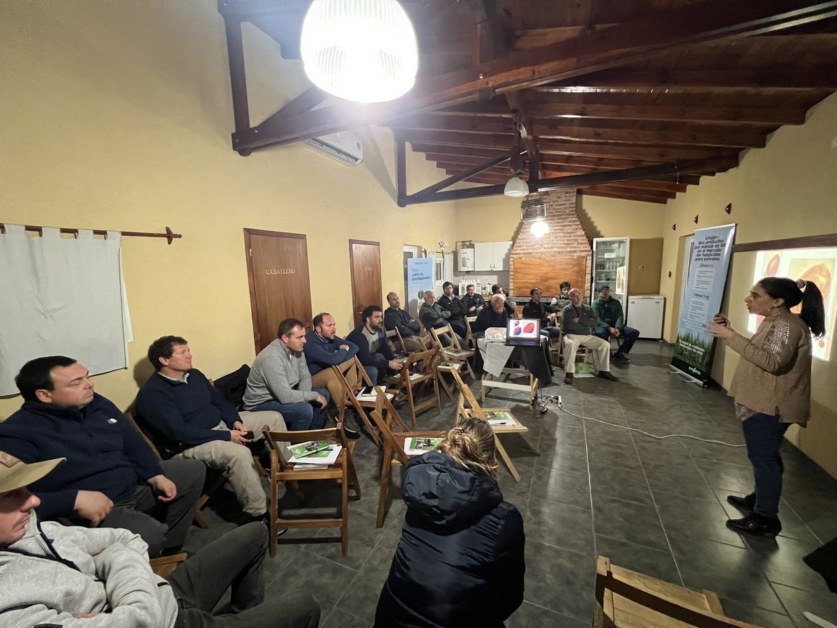 IgnaciaColavita's tweet photo. Excelente debate ayer con la Ing. Agr. Natalí Lázzaro, técnicos y productores de Tres Arroyos en #Agrocontrol, sobre el monitoreo y manejo de enfermedades en #Trigo y #Cebada.
De @Syngenta_ar mostramos diferentes alternativas para su control.
@Syngenta_ar
#ConSyngentaenelCampo https://t.co/iQnwhFWDyY