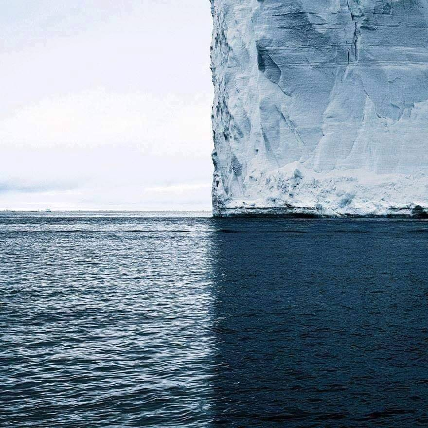 culturaliteral1's tweet photo. Un iceberg y su sombra dividen esta imagen en 4 hermosos cuadrantes. https://t.co/AfoiBAzqFr