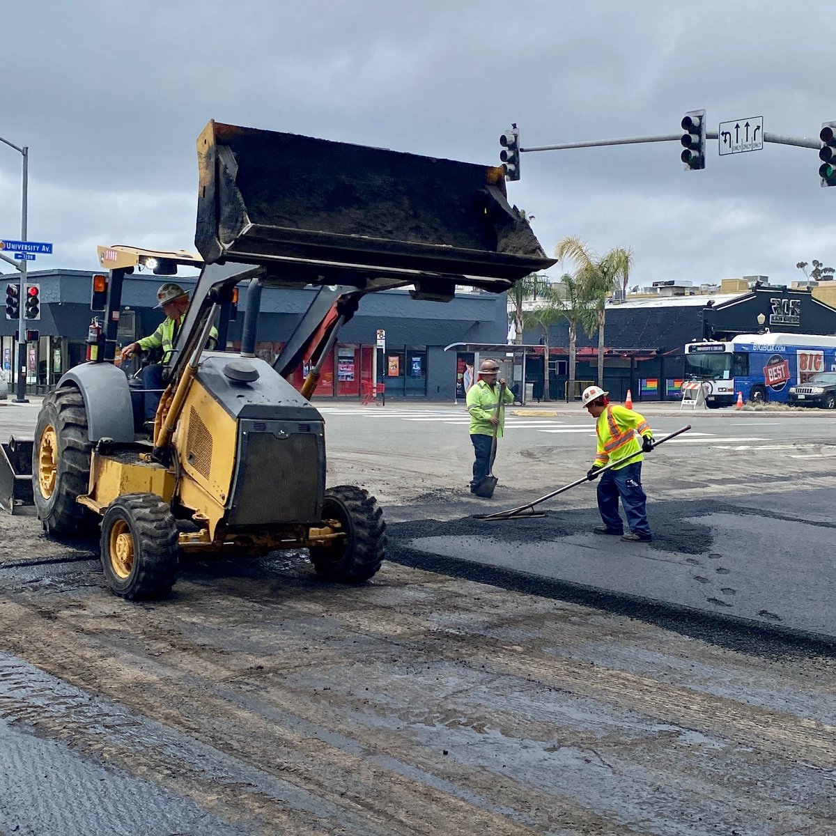 CityofSanDiego's tweet photo. 👷 Resurfacing roadways across our communities is a top priority. Check out the weekly schedule of upcoming asphalt overlay activities at https://t.co/UZKZIaXWtj to see if your neighborhood's streets will get a fresh look soon! #FridayRoadFix 👏 https://t.co/tTCwjTONaI