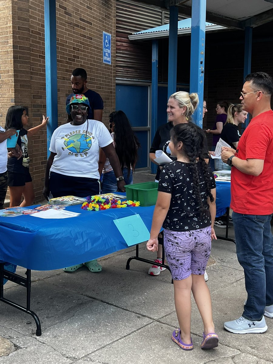 WilliamPacaElem's tweet photo. An incredible event to celebrate and welcome our families back to school! So grateful for our community! @BaltCitySchools @SonjaSantelises @John_L_Davis_Jr @olinka82 #pacapride https://t.co/YAf7Y2YUG1