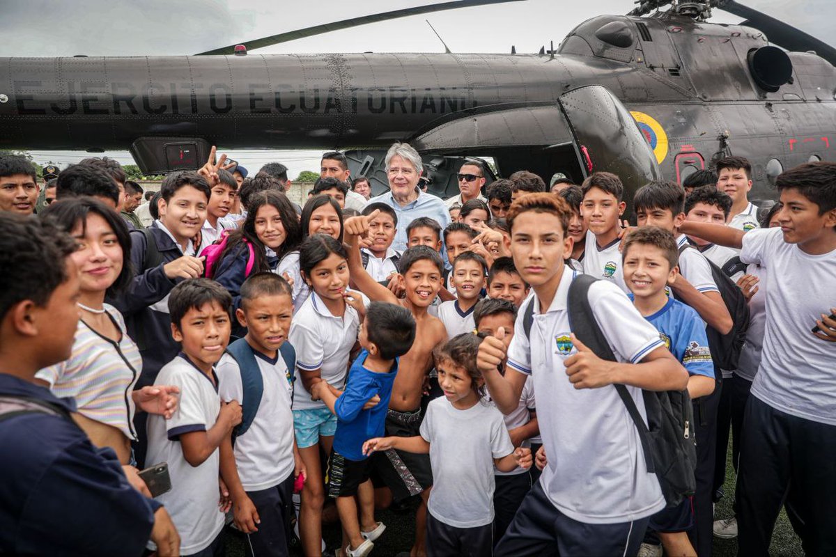 Una de las cosas más gratificantes es ver la sonrisa sincera de niñas y niños. Hoy, al llegar a Tenguel, me recibieron estudiantes llenos de alegría. Su entusiasmo refuerza nuestro compromiso de garantizar su derecho a una educación de calidad. Sin duda son el futuro del Ecuador.…