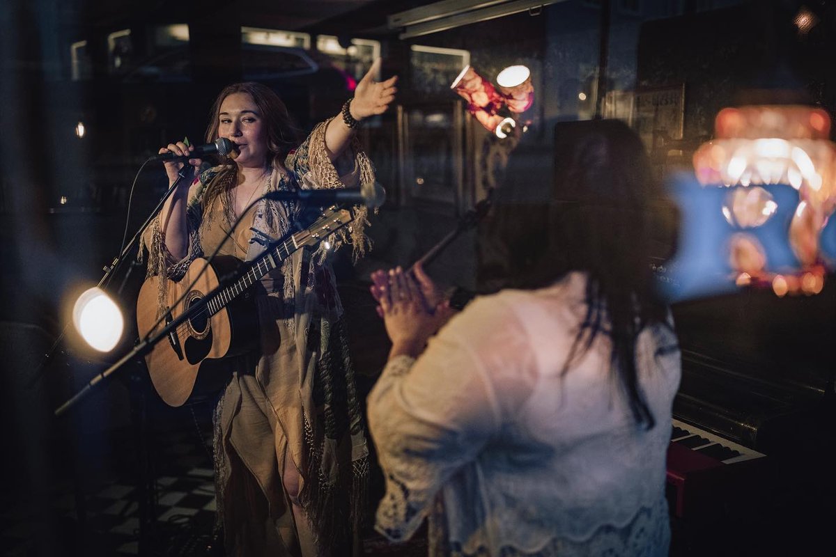 #summerfolk48 #rewind
So happy to be here at summerfolk in Owen Sound with these two beautiful humans, jesswedden and iamsamstonemusic !! 

🌻 ( #📷 @jessicapearsoneastwind )