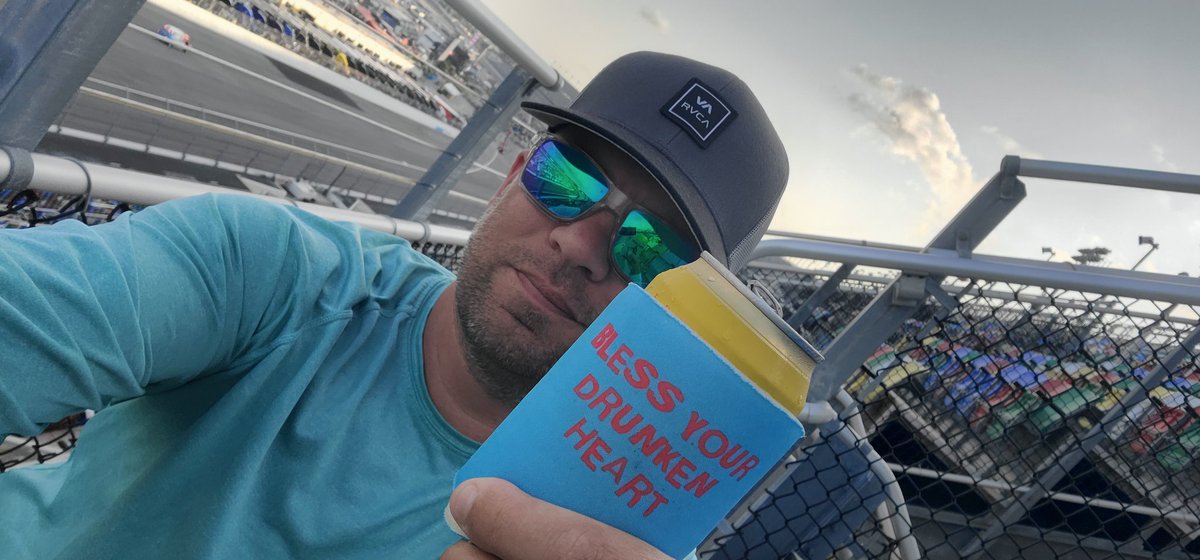 taking in tonight's #Wawa250 @DAYTONA vibrations are high, the weather is perfect, and the @pacificobeer is ice cold. ready for #NASFINITY madness. @GarageGuysFS

#NASCAR75