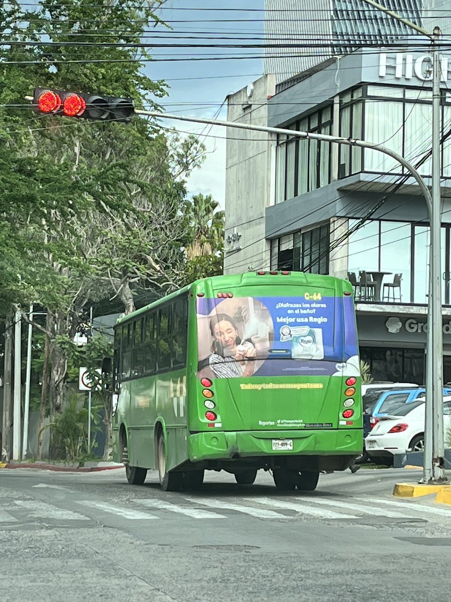 Joyita como todas sus unidades: exceso de velocidad, no dio la parada en dos ocasiones, se pasó un alto y después bajó a la gente donde le dio la gana y visiblemente no pasaría la verificación. R-27, por Pablo Neruda y Américas. Están todos los datos en las fotos <a href="/TransporteJal/">Secretaría de Transporte Jalisco</a>