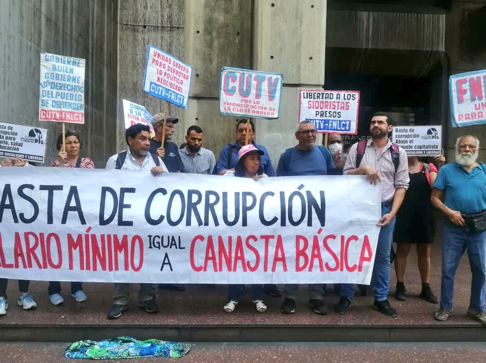 LdcVenezuela's tweet photo. Representantes de varias organizaciones de izquierda se concentraron frente a la Defensoría del Pueblo en solidaridad con los jubilados de la #CVG y los activistas del Colectivo Cultural #Toromayma, recientemente amedrentados por funcionarios del #CICPC.
#22Agosto https://t.co/hbR7vMulhV